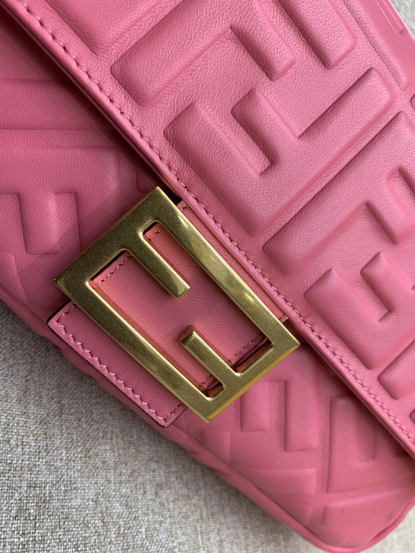 Fendi 芬迪 Baguette FF 浮雕系列 26x13x6cm 进口小羊皮 粉色