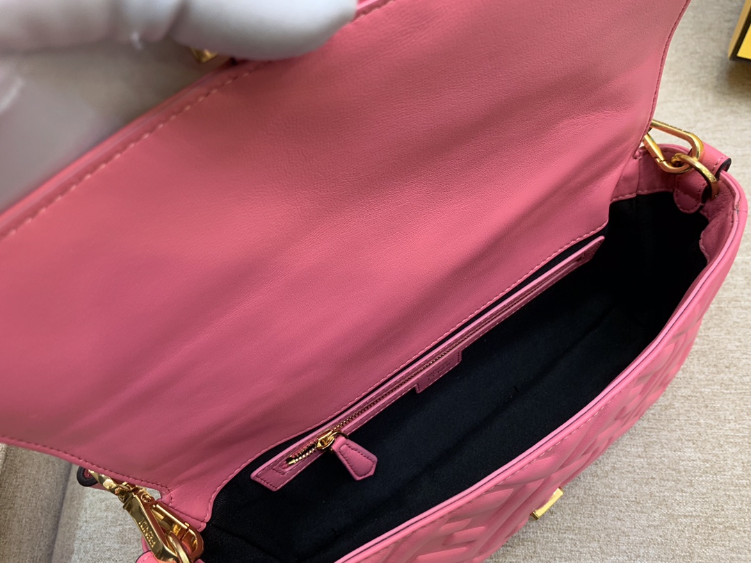Fendi 芬迪 Baguette FF 浮雕系列 26x13x6cm 进口小羊皮 粉色