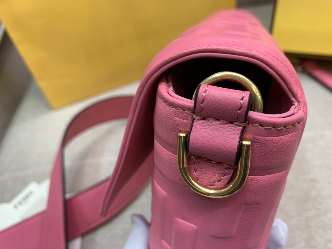 Fendi 芬迪 Baguette FF 浮雕系列 26x13x6cm 进口小羊皮 粉色