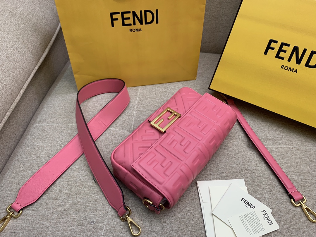 Fendi 芬迪 Baguette FF 浮雕系列 26x13x6cm 进口小羊皮 粉色