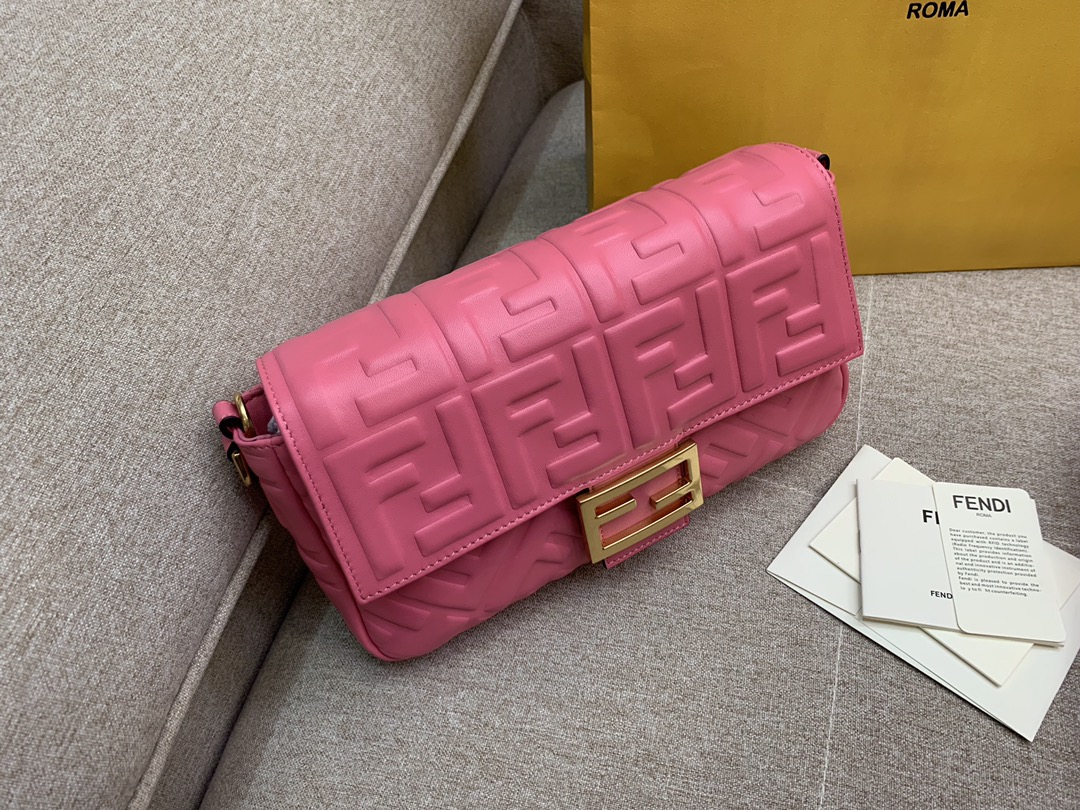 Fendi 芬迪 Baguette FF 浮雕系列 26x13x6cm 进口小羊皮 粉色