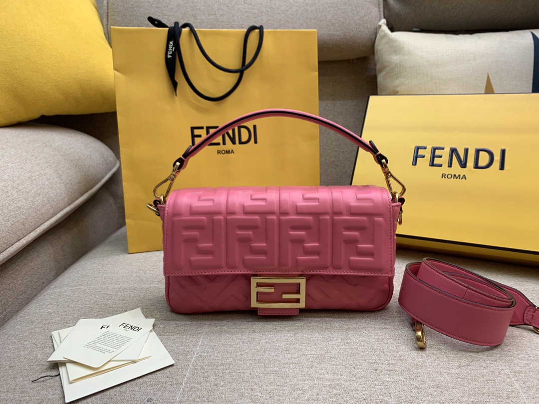 Fendi 芬迪 Baguette FF 浮雕系列 26x13x6cm 进口小羊皮 粉色