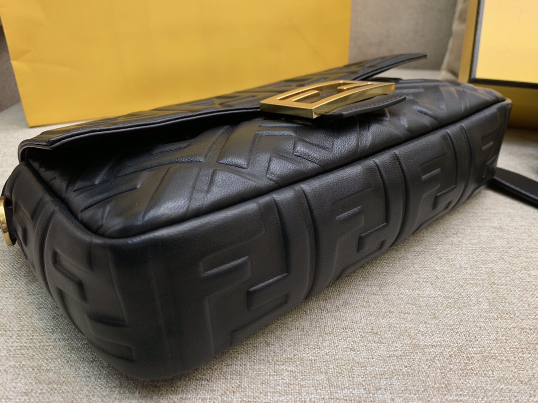 Fendi 芬迪 Baguette FF 浮雕系列 26x13x6cm 进口小羊皮 黑色