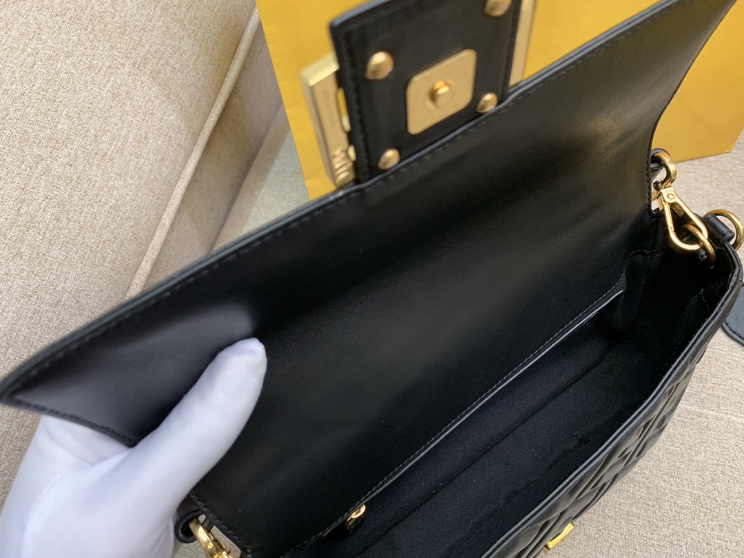 Fendi 芬迪 Baguette FF 浮雕系列 26x13x6cm 进口小羊皮 黑色