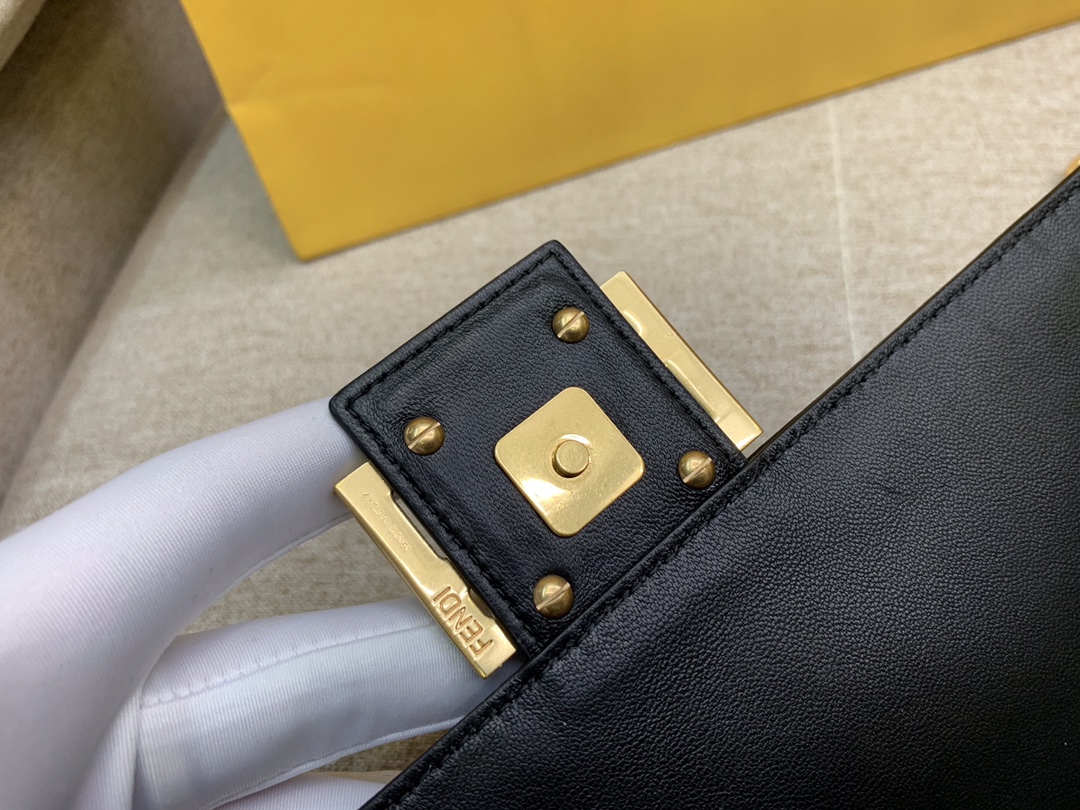 Fendi 芬迪 Baguette FF 浮雕系列 26x13x6cm 进口小羊皮 黑色