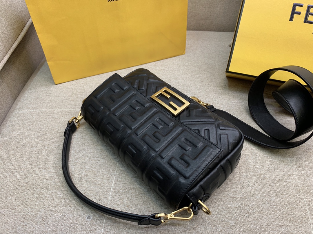 Fendi 芬迪 Baguette FF 浮雕系列 26x13x6cm 进口小羊皮 黑色