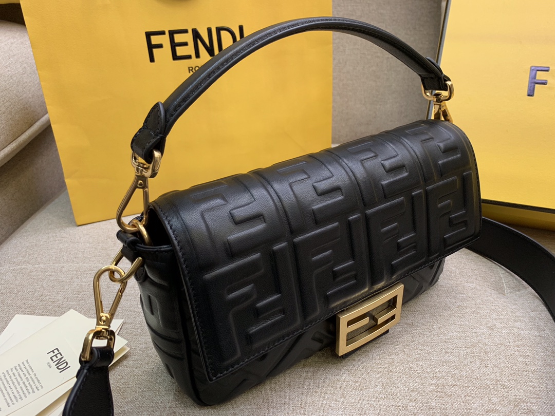 Fendi 芬迪 Baguette FF 浮雕系列 26x13x6cm 进口小羊皮 黑色