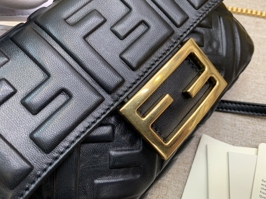 Fendi 芬迪 小号19cm Baguette 经典包款 FF凸纹 黑色