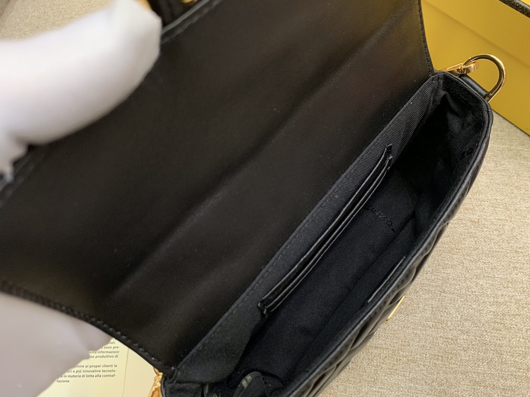 Fendi 芬迪 小号19cm Baguette 经典包款 FF凸纹 黑色