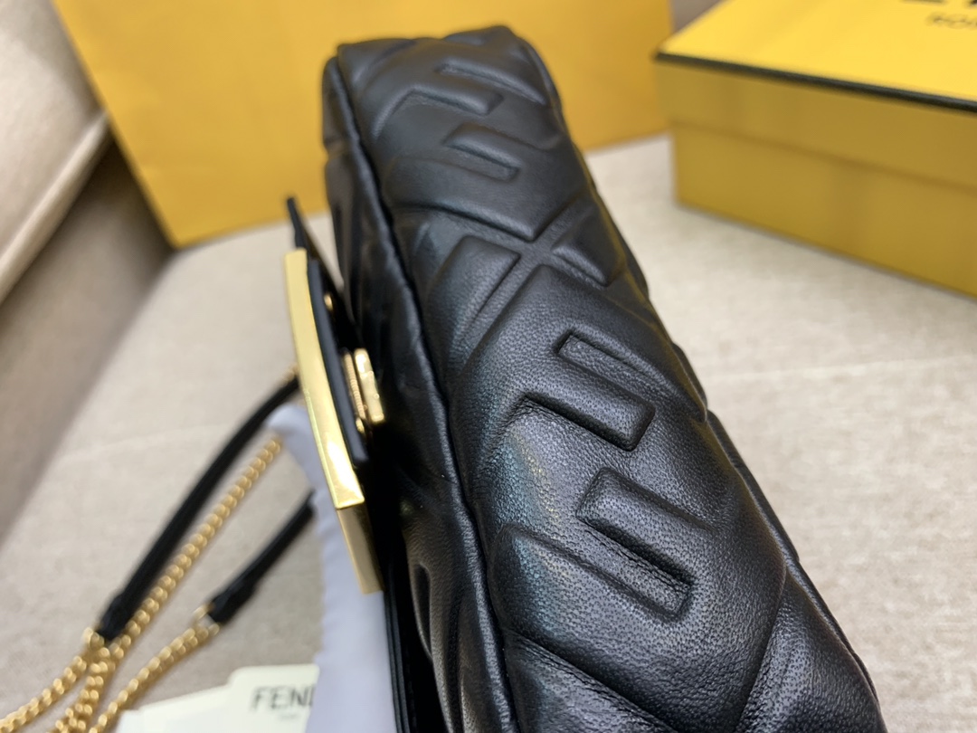 Fendi 芬迪 小号19cm Baguette 经典包款 FF凸纹 黑色