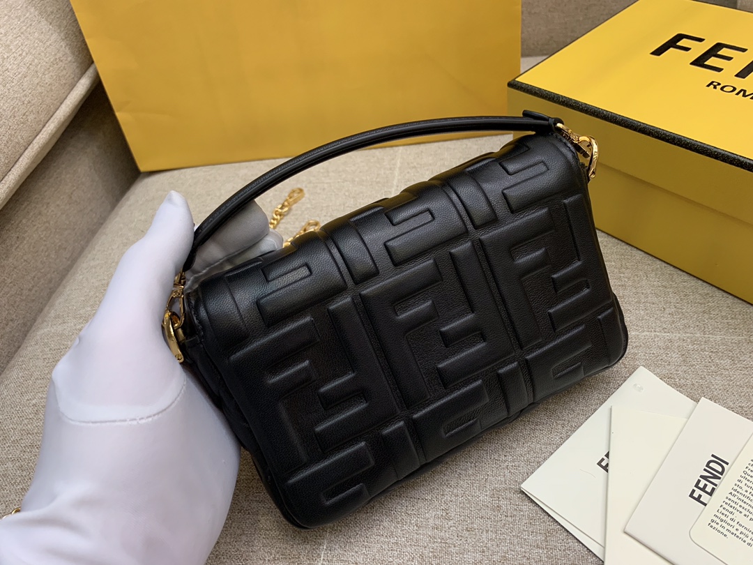 Fendi 芬迪 小号19cm Baguette 经典包款 FF凸纹 黑色