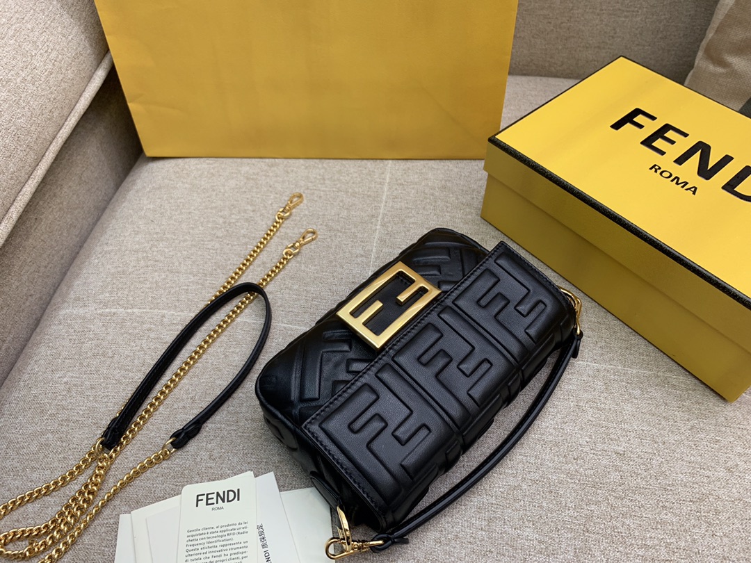 Fendi 芬迪 小号19cm Baguette 经典包款 FF凸纹 黑色