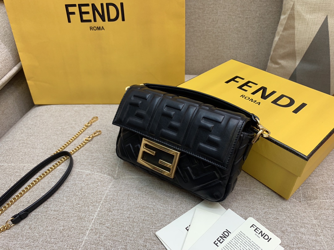 Fendi 芬迪 小号19cm Baguette 经典包款 FF凸纹 黑色
