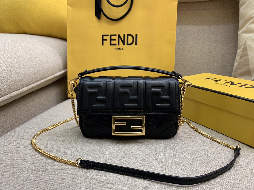 Fendi 芬迪 小号19cm Baguette 经典包款 FF凸纹 黑色