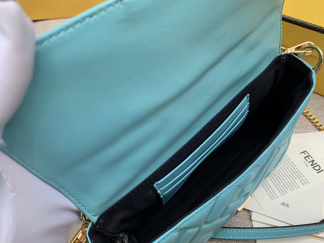 Fendi 芬迪 小号19cm Baguette 经典包款 FF凸纹 蓝色