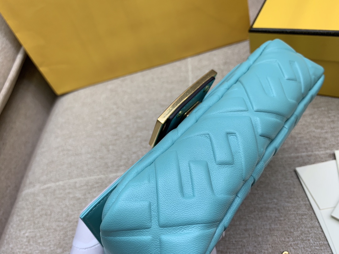 Fendi 芬迪 小号19cm Baguette 经典包款 FF凸纹 蓝色
