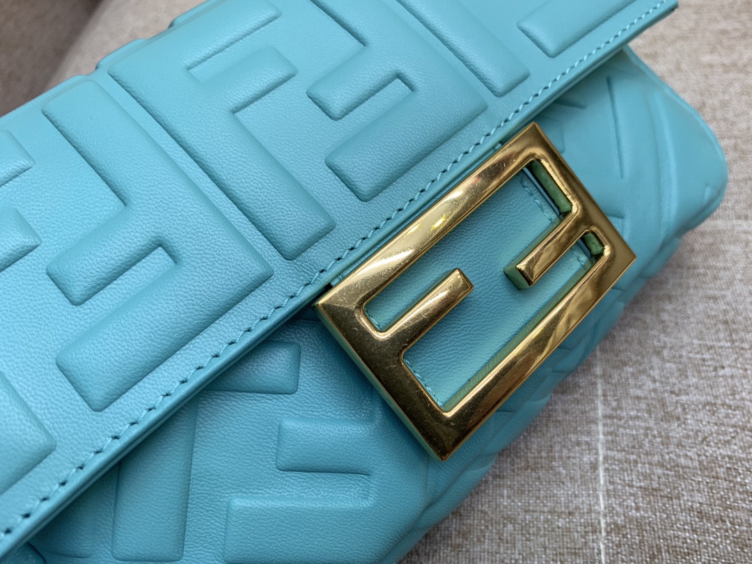Fendi 芬迪 小号19cm Baguette 经典包款 FF凸纹 蓝色