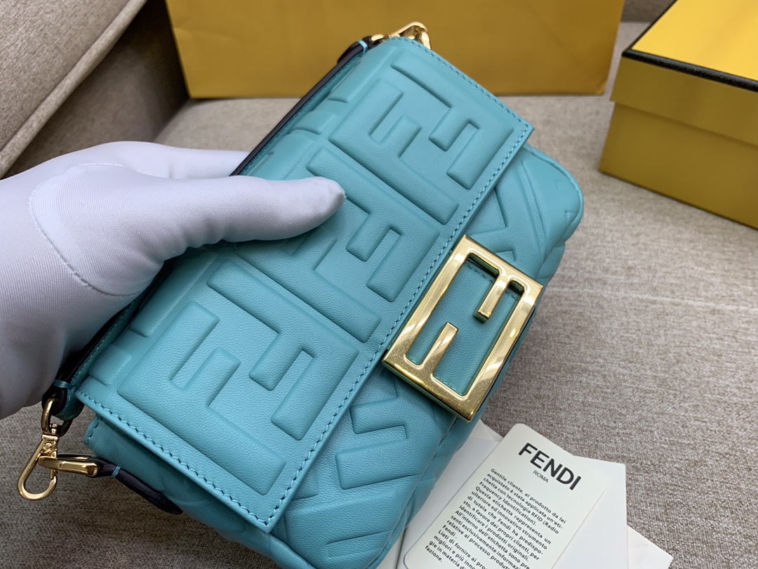 Fendi 芬迪 小号19cm Baguette 经典包款 FF凸纹 蓝色