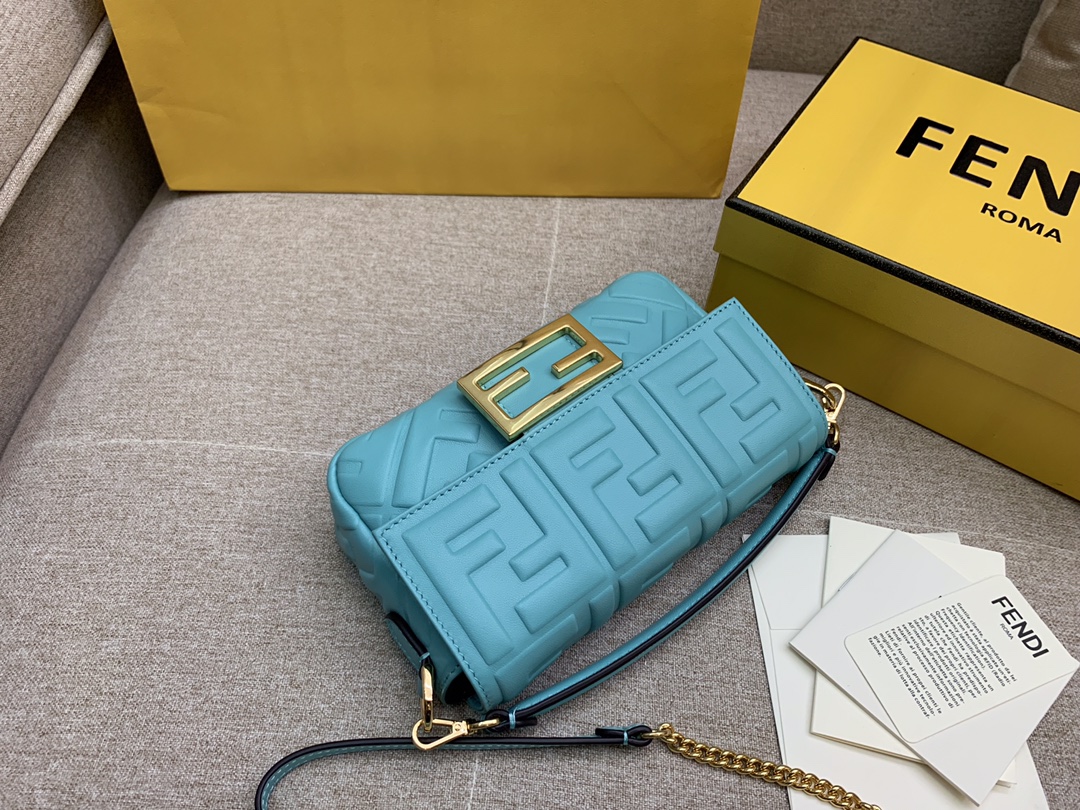 Fendi 芬迪 小号19cm Baguette 经典包款 FF凸纹 蓝色
