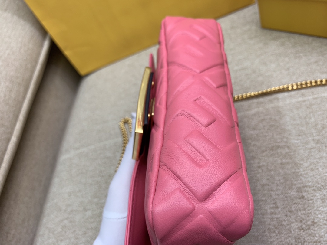 Fendi 芬迪 小号19cm Baguette 经典包款 FF凸纹 粉色