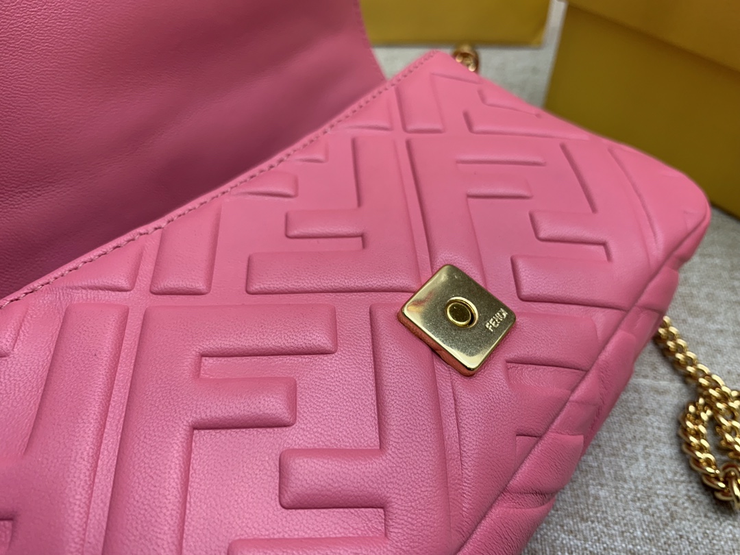 Fendi 芬迪 小号19cm Baguette 经典包款 FF凸纹 粉色