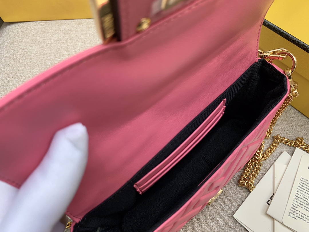 Fendi 芬迪 小号19cm Baguette 经典包款 FF凸纹 粉色