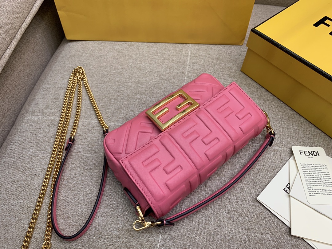 Fendi 芬迪 小号19cm Baguette 经典包款 FF凸纹 粉色
