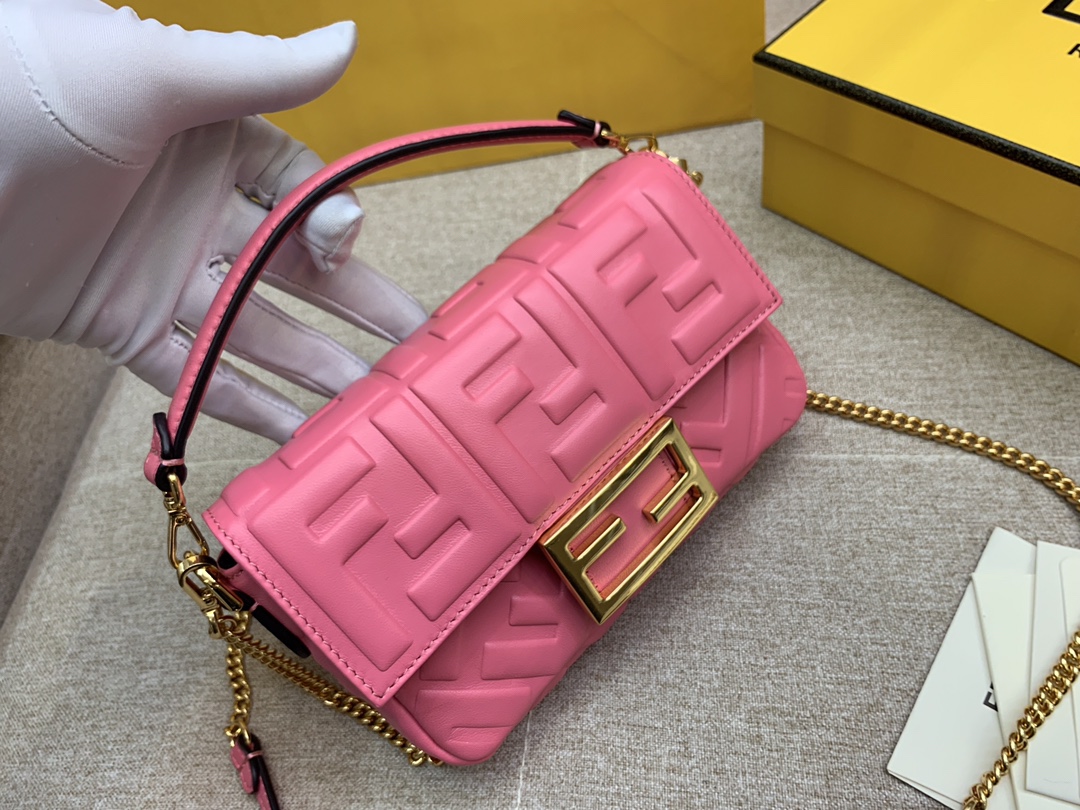 Fendi 芬迪 小号19cm Baguette 经典包款 FF凸纹 粉色