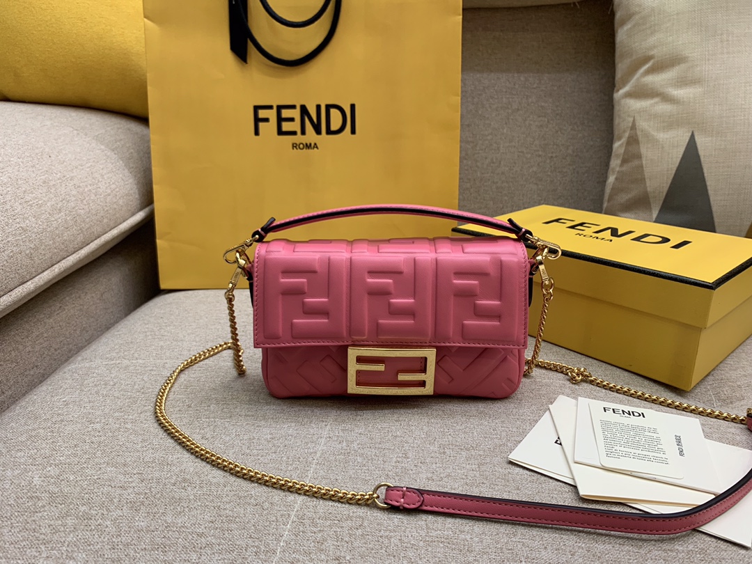 Fendi 芬迪 小号19cm Baguette 经典包款 FF凸纹 粉色