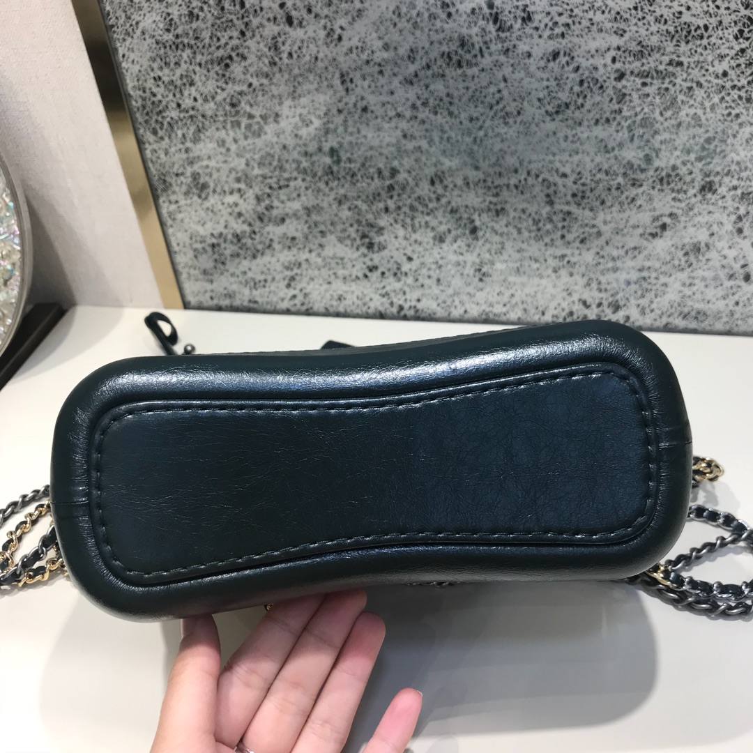Chanel 香奈儿 Gabrielle 顶级代购版本 Ｖ纹 20cm～原厂树膏皮～墨绿色