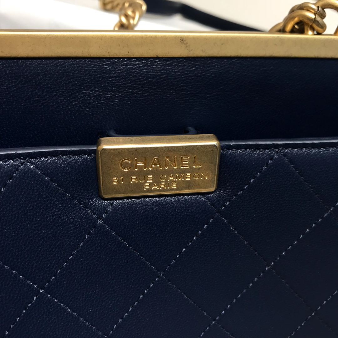 Chanel 香奈儿 口盖包～ 23cm 小羊皮～黑色