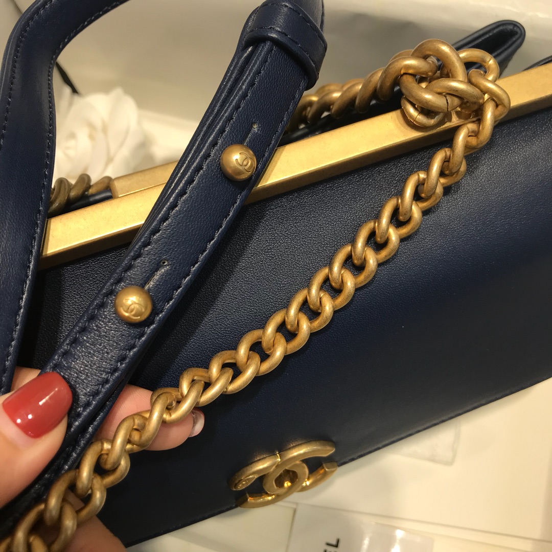 Chanel 香奈儿 口盖包～ 23cm 小羊皮～黑色
