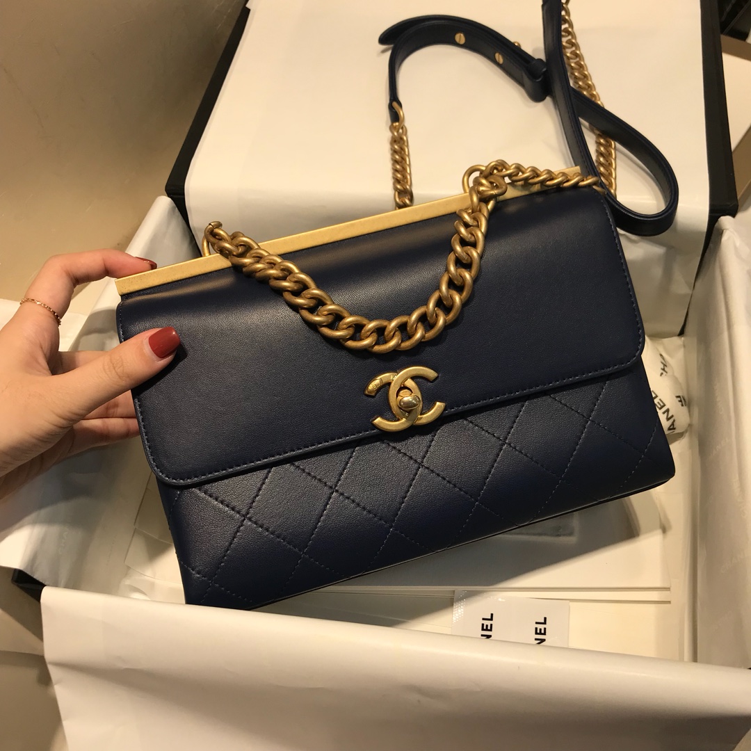 Chanel 香奈儿 口盖包～ 23cm 小羊皮～黑色