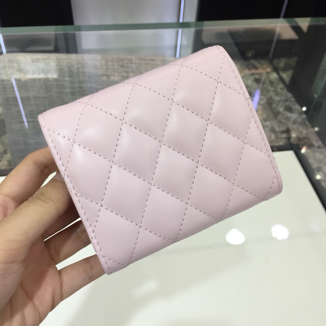Chanel 香奈儿《三折小钱包》 进口小羊皮～樱花粉金扣