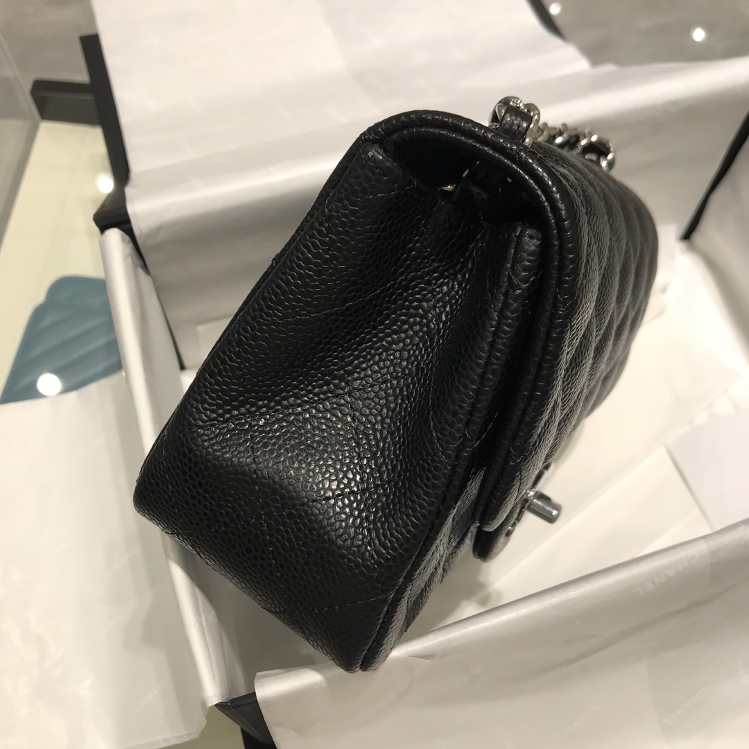Chanel 香奈儿 Classic Flap 17cm 鱼子酱 真空电镀纯铜五金