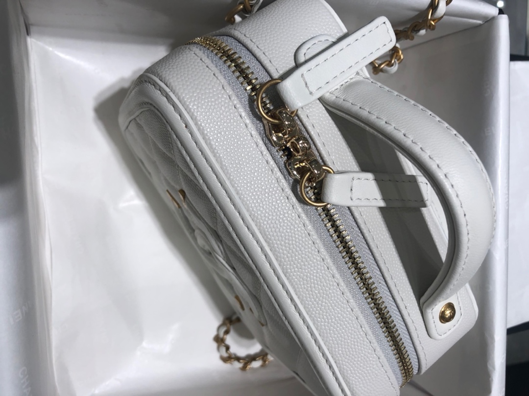 Chanel 化妆包 17cm 原厂皮小鱼子酱 奶白色