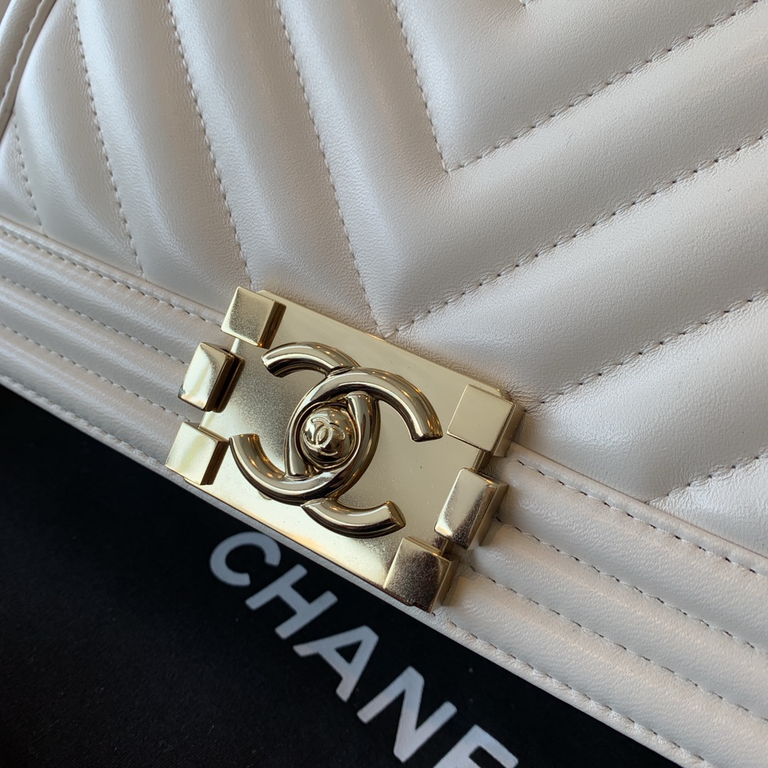 Chanel leboy  中号 法国原厂小羊皮 leboy Ｖ纹25cm 现货 白色浅金扣