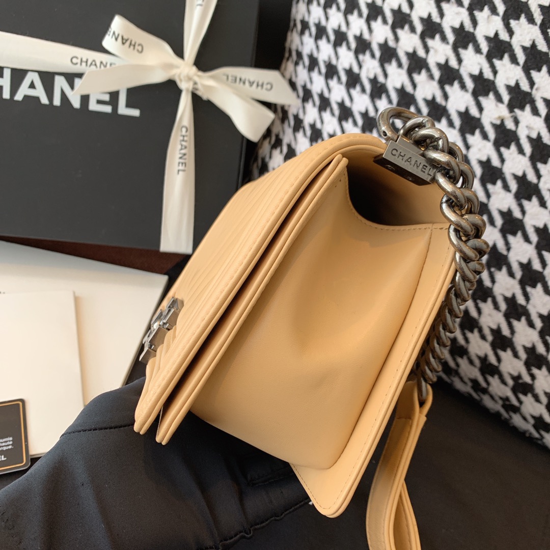 Chanel 香奈儿 法国原厂小羊皮 leboy 经典V格 25cm  杏色古银扣
