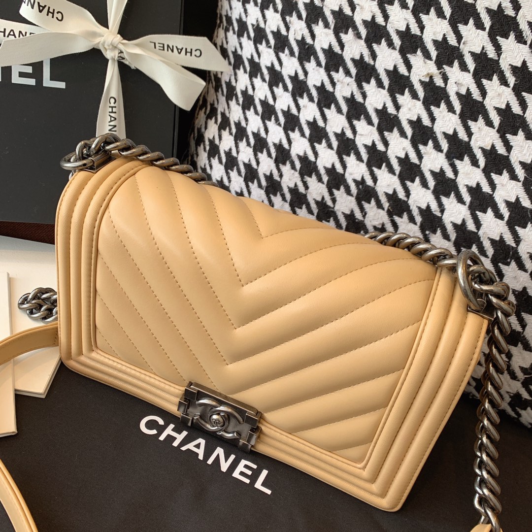 Chanel 香奈儿 法国原厂小羊皮 leboy 经典V格 25cm  杏色古银扣