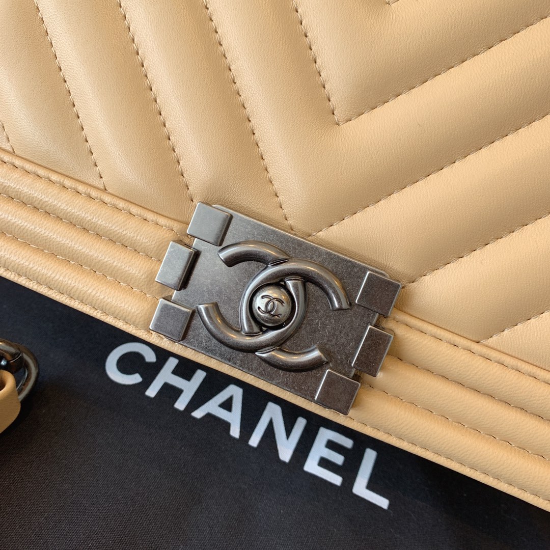 Chanel 香奈儿 法国原厂小羊皮 leboy 经典V格 25cm  杏色古银扣