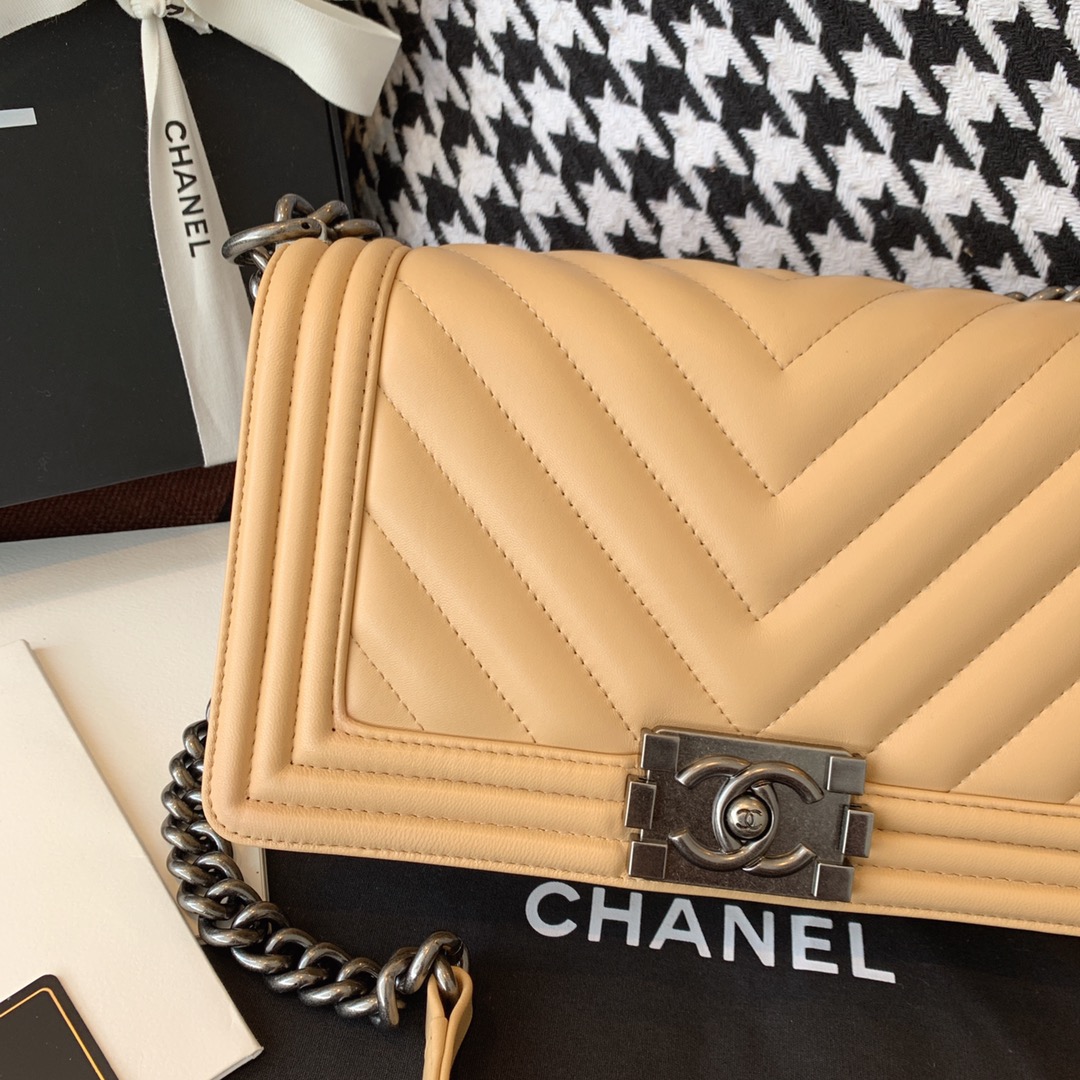 Chanel 香奈儿 法国原厂小羊皮 leboy 经典V格 25cm  杏色古银扣