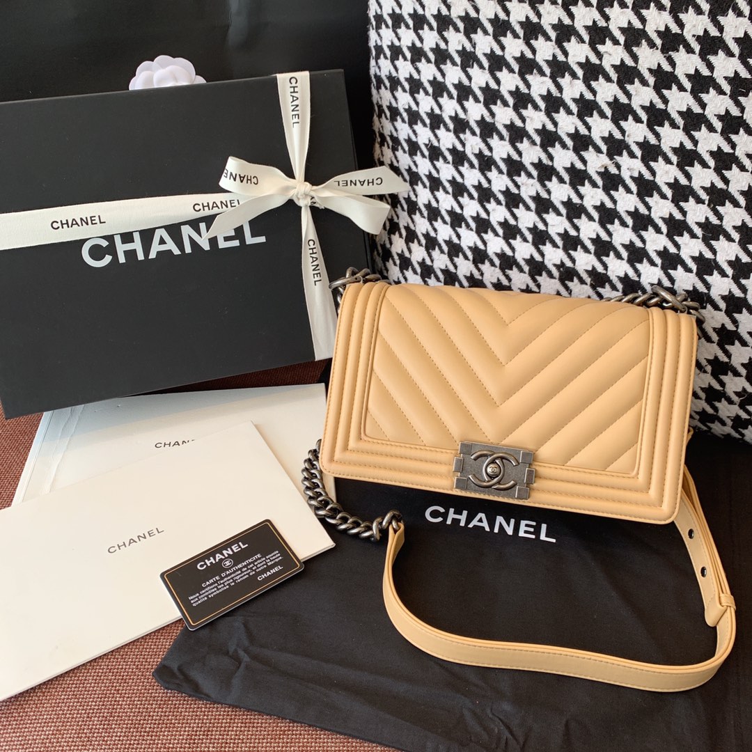 Chanel 香奈儿 法国原厂小羊皮 leboy 经典V格 25cm  杏色古银扣