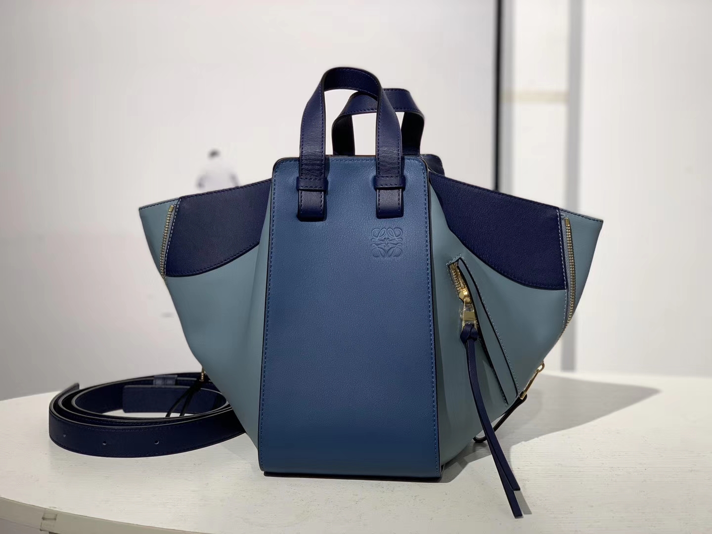 Loewe 罗意威 Hammock  吊床包 多种背法 29X26X27cm