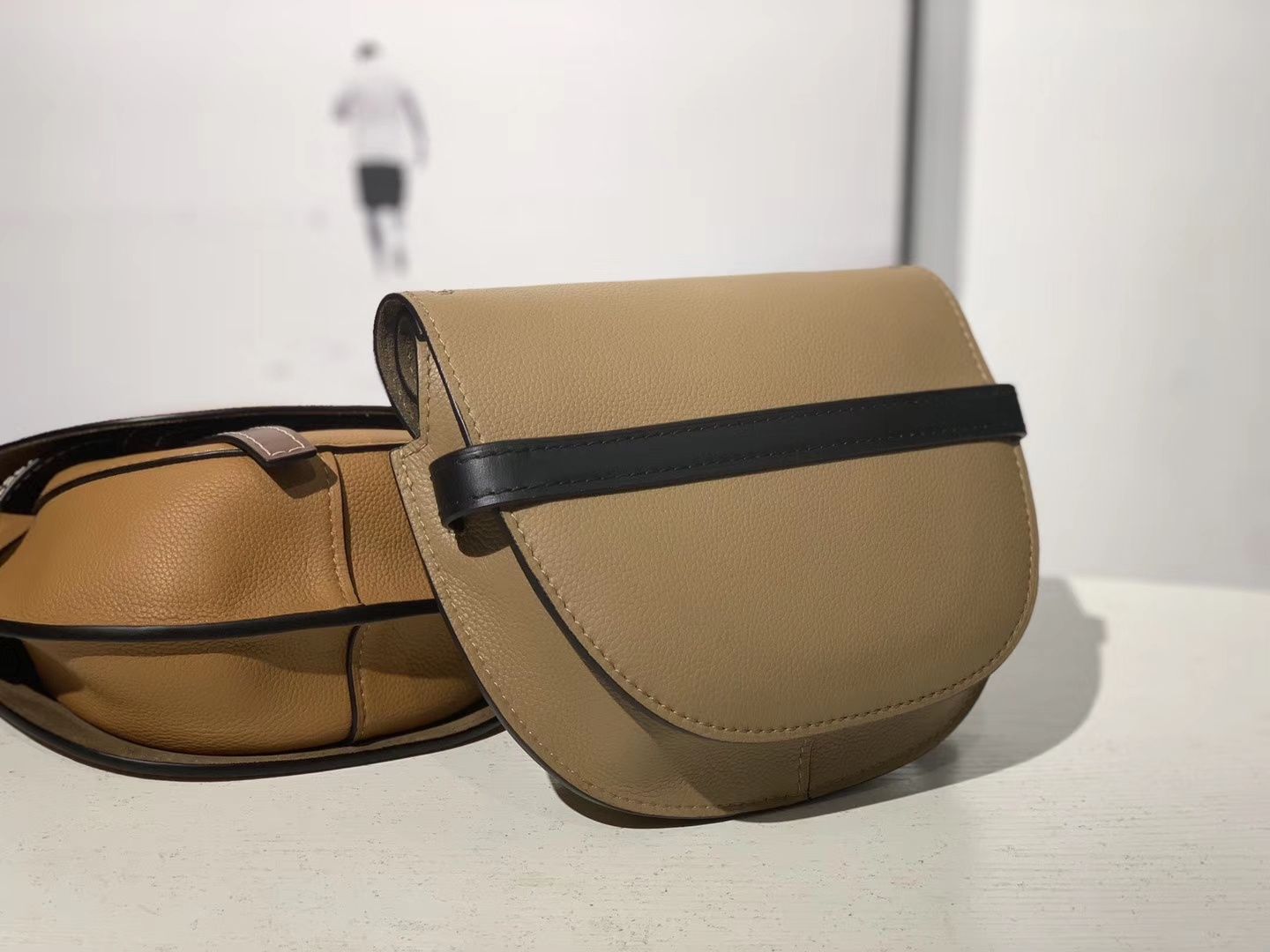 Loewe 罗意威 Gate 系列‌可谓是‌人见‌人爱 设计比‌较复‌古 今年的爆款 20*19*11.5cm