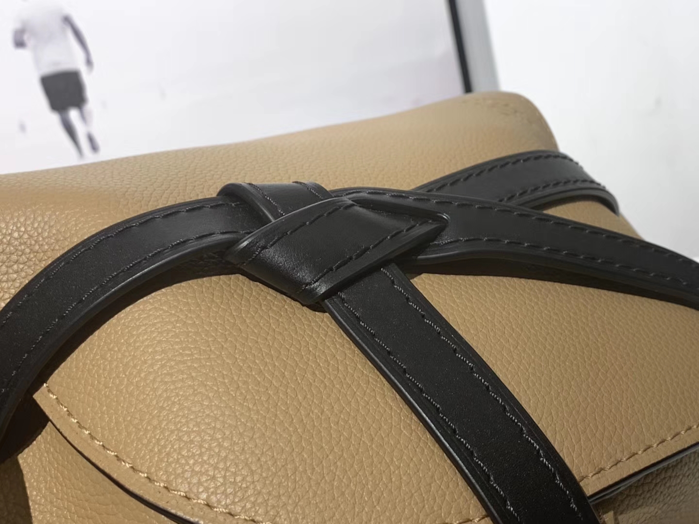 Loewe 罗意威 Gate 系列‌可谓是‌人见‌人爱 设计比‌较复‌古 今年的爆款 20*19*11.5cm