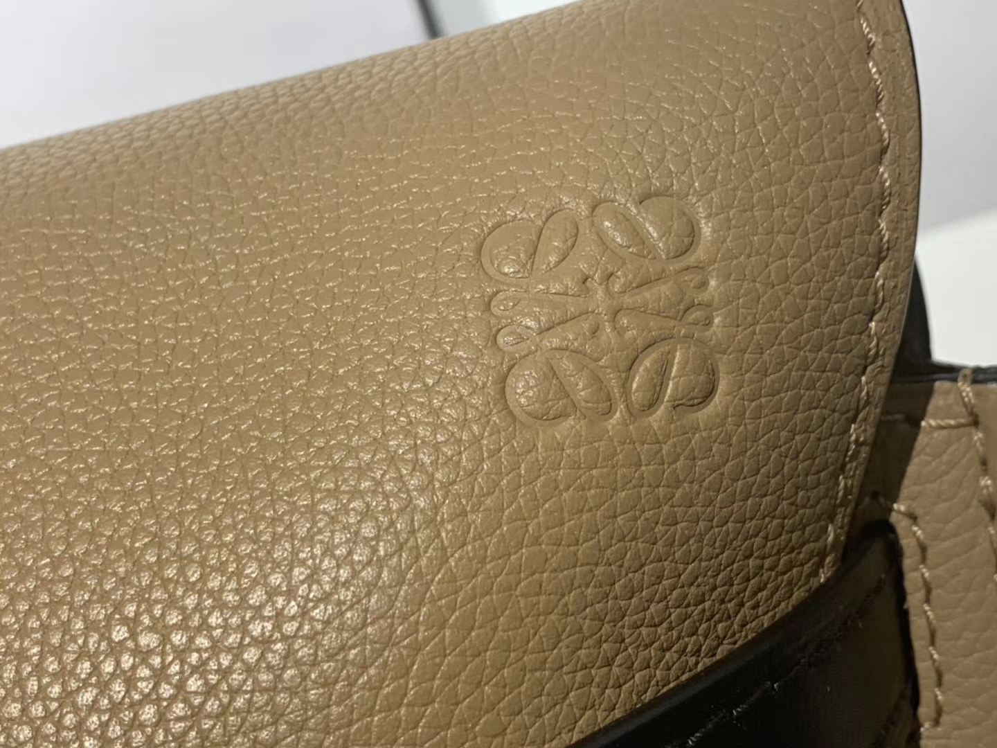 Loewe 罗意威 Gate 系列‌可谓是‌人见‌人爱 设计比‌较复‌古 今年的爆款 20*19*11.5cm