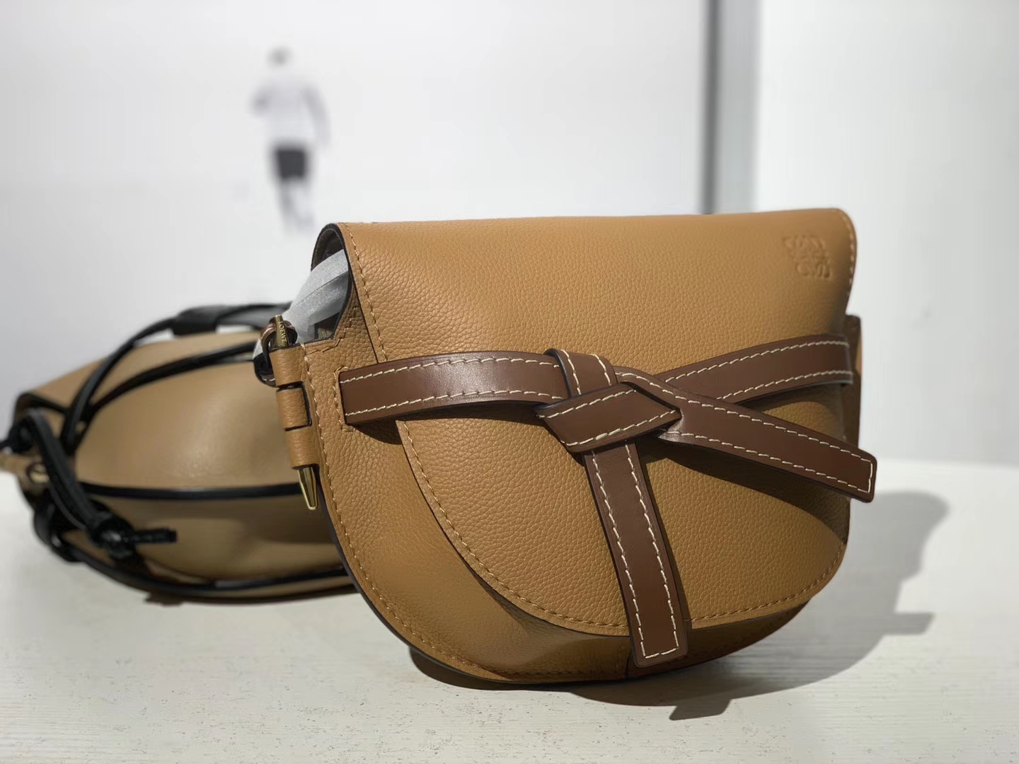 Loewe 罗意威 Gate 系列‌可谓是‌人见‌人爱 设计比‌较复‌古 今年的爆款 20*19*11.5cm
