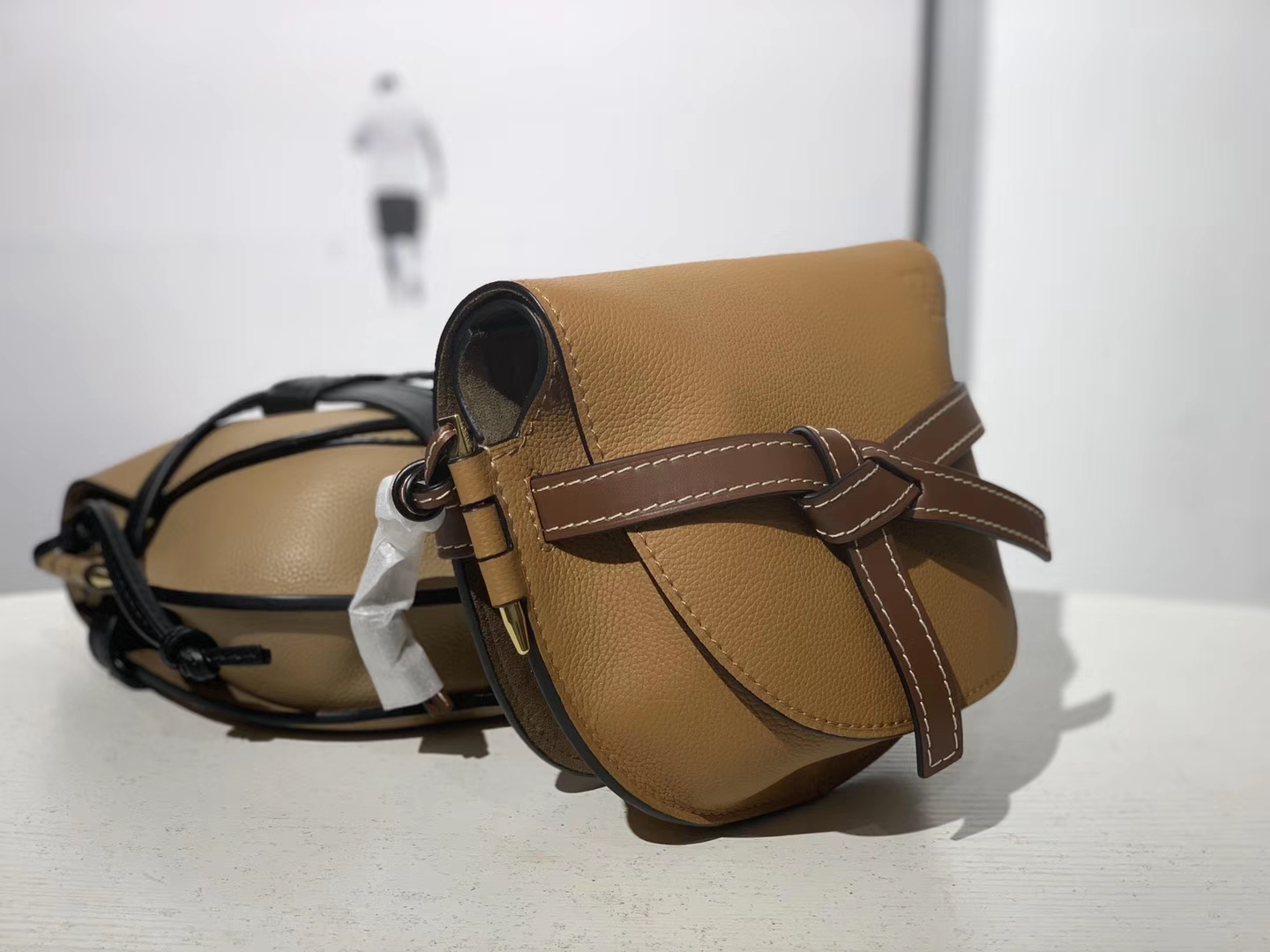Loewe 罗意威 Gate 系列‌可谓是‌人见‌人爱 设计比‌较复‌古 今年的爆款 20*19*11.5cm