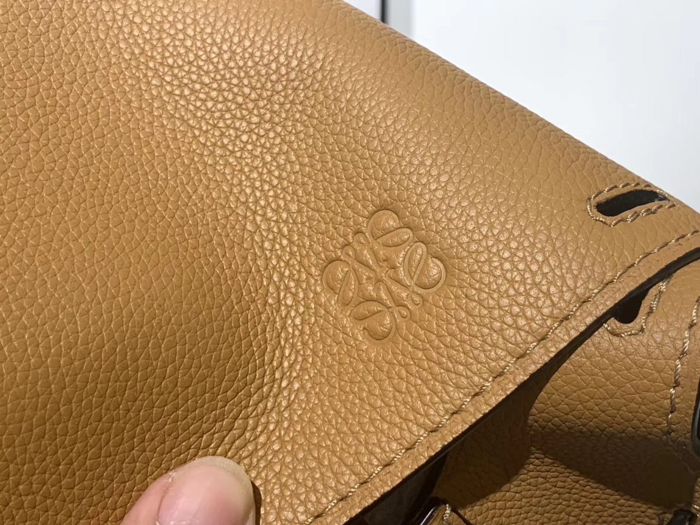 Loewe 罗意威 Gate 系列‌可谓是‌人见‌人爱 设计比‌较复‌古 今年的爆款 20*19*11.5cm
