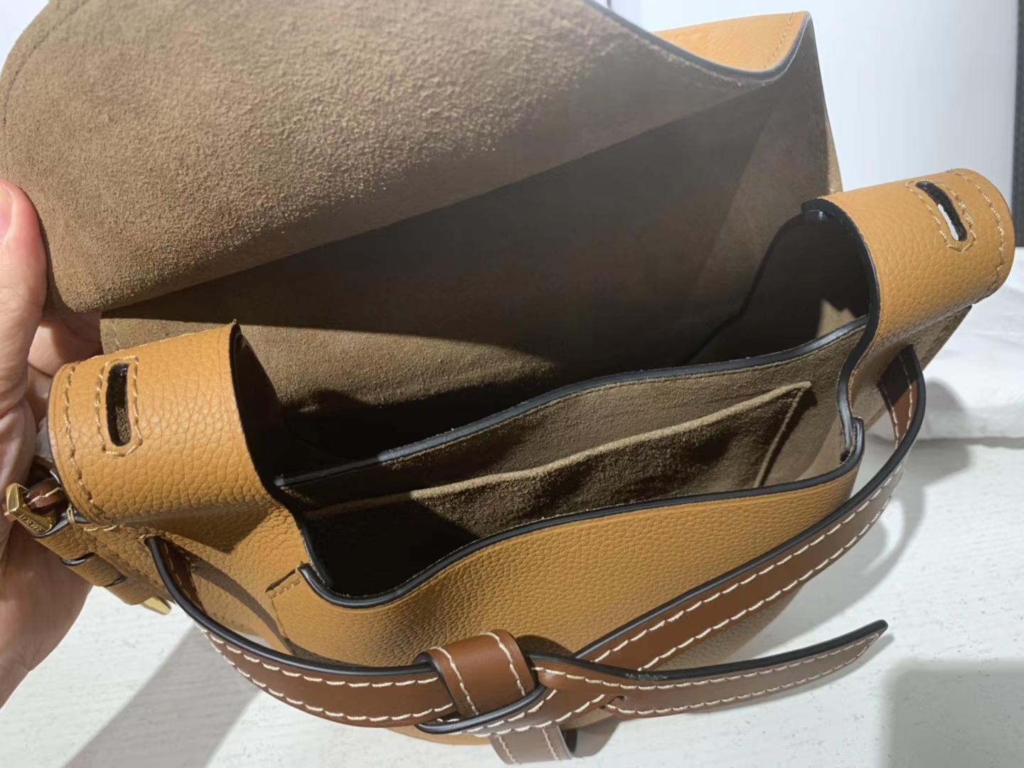 Loewe 罗意威 Gate 系列‌可谓是‌人见‌人爱 设计比‌较复‌古 今年的爆款 20*19*11.5cm
